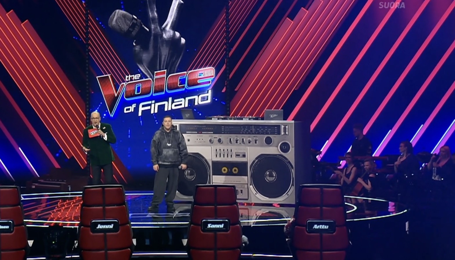 Offset House Oy toteutti kuvan suuren radiolavasteen The Voice of Finland -ohjelmaan. Hieno esimerkki siitä, miten painotuote voi olla paljon enemmän kuin paperia – se voi olla osa lavastetta, tapahtumaa ja koko visuaalista tunnelmaa.